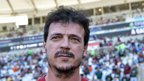 Fernando Diniz durante partida contra o Vasco. Treinador balança no cargo.