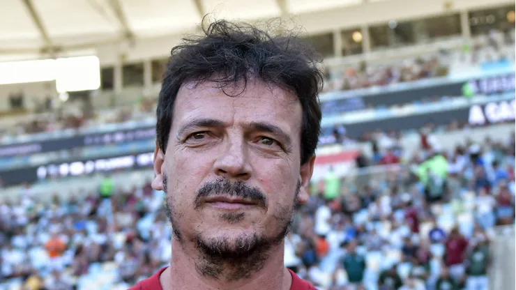 Fernando Diniz durante partida contra o Vasco. Treinador balança no cargo.