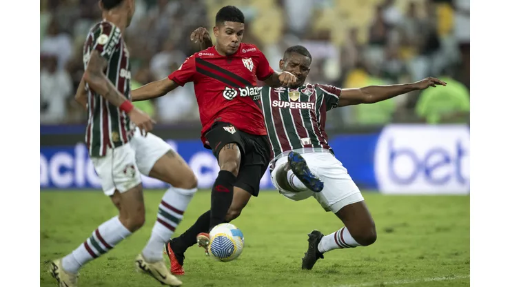 Zuleta jogador do Atletico-GO chuta para marcar seu gol durante partida contra o Fluminense. Foto: Jorge Rodrigues/AGIF