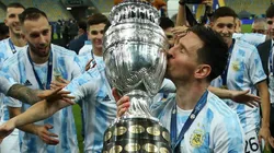 Messi com a taça da Copa América . (Foto: Alexandre Schneider/Getty Images)