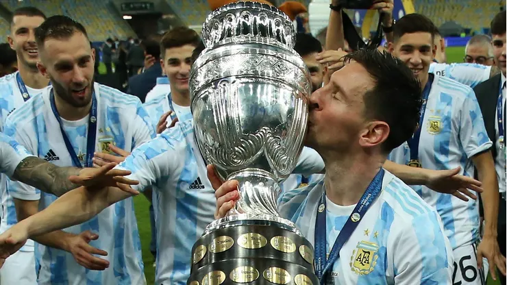 Messi com a taça da Copa América . (Foto: Alexandre Schneider/Getty Images)