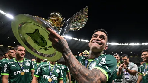 Dudu comemorando o título do Brasileirão 2023 (Foto: Pedro Vilela/Getty Images)