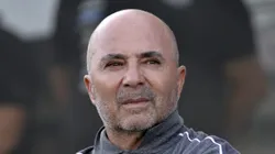 Jorge Sampaoli durante partida na Vila. Treinador está sem clube.