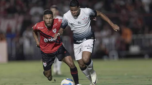 GO - GOIANIA - 11/06/2024 - BRASILEIRO A 2024, ATLETICO-GO X CORINTHIANS - Rhaldney jogador do Atletico-GO disputa lance com Wesley jogador do Corinthians durante partida no estadio Antonio Accioly pelo campeonato Brasileiro A 2024. Foto: Heber Gomes/AGIF