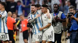 Alvo do Botafogo, Thiago Almada ao lado de Lionel Messi ao vencer a Copa do Mundo. Foto: Clive Brunskill/Getty Images