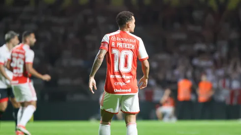 Alan Patrick antes de se lesionar. Foto: Internacional/ Flickr