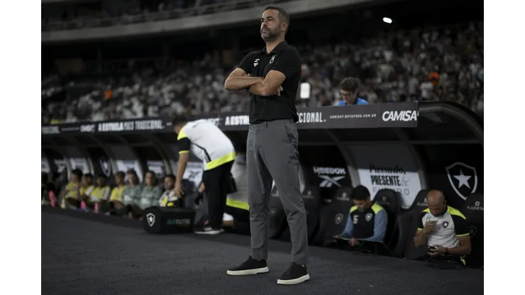 Artur Jorge quer manter a vantagem alvinegra em Cariacica.