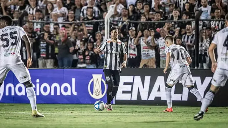 Foto: Raul Baretta/Santos FC - Santos perde por 1 a 0 para o Operário-PR nesta sexta-feira (14) pelo Brasileirão Série B 2024