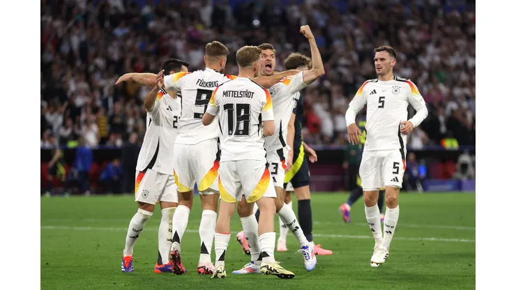 Jogadores da Alemanha comemorando. (Foto de Lars Baron/Getty Images)