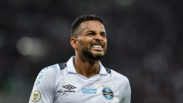 Lateral do Grêmio durante a partida da 8ª rodada