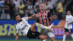 Raniele e Luciano disputam a bola em Corinthians x São Paulo. Foto: Ettore Chiereguini/AGIF