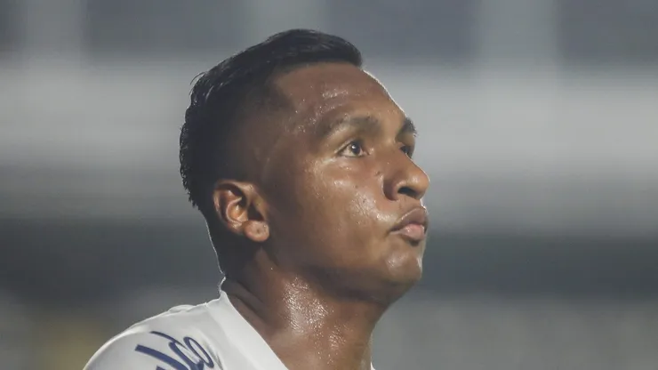 SP - SANTOS - 06/05/2024 - BRASILEIRO B 2024, SANTOS X GUARANI - Morelos jogador do Santos comemora seu gol durante partida contra o Guarani no estadio Vila Belmiro pelo campeonato Brasileiro B 2024.