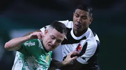 Zé Gabriel, do Vasco, sofreu falta de Aníbal Moreno.