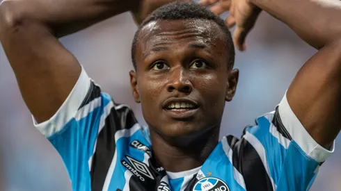 Nathan foi flagrado conversando com um dirigente do Flamengo após a partida