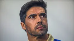 Abel Ferreira brinca com jornalista durante coletiva e cita o rival