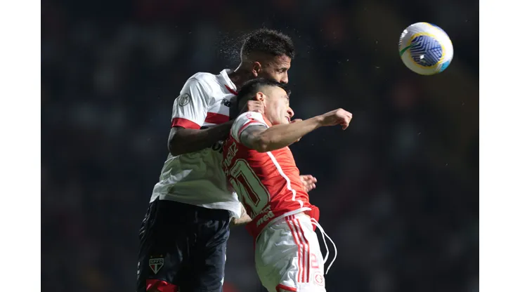 Inter e São Paulo foi um duelo de muita luta, como nesse lance de Aránguiz (D) e Diego Costa.