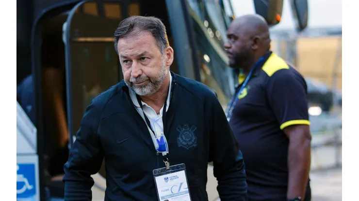 Augusto Melo vive crise no Corinthians