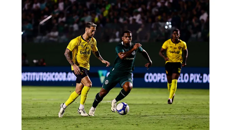 Goiás e Coritiba se encaram pela 24ª vez na história.