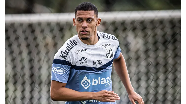 Santos renovou com Alex Nascimento em junho, mas zagueiro está fora dos planos para 2025 - Foto: Raul Baretta/ Santos FC