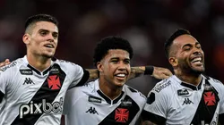Alex Teixeira, jogador do Vasco, comemora seu gol com jogadores do seu time durante partida contra o Flamengo no estadio Maracana pelo Campeonato Carioca 2023. Foto: Thiago Ribeiro/AGIF