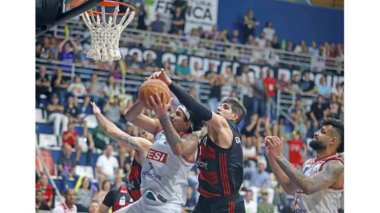 Gabriel Jaú tenta dar toco em Lucas Dias, do Sesi Franca (Foto: Célio Messias/LNB)