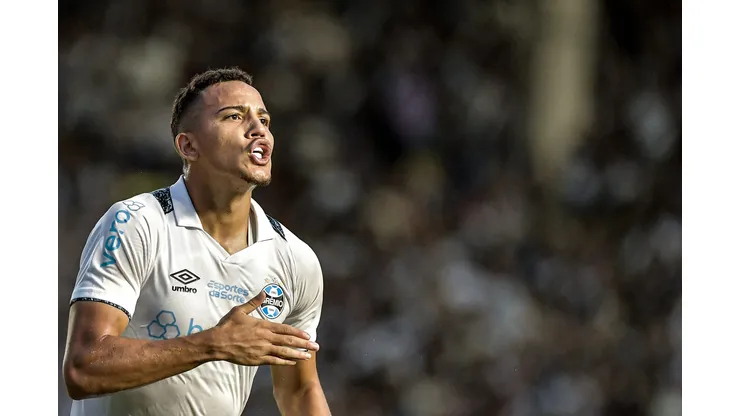 Gustavo Martins tem contrato até 2027 com o Grêmio