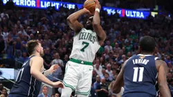 Jaylen Brown, dos Celtics, arremessa sob os olhares de Luka Doncic, no jogo 3 das finais da NBA (Foto: Stacy Revere/Getty Images)