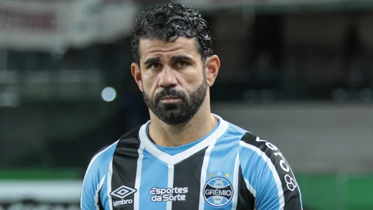 Diego Costa, atacante do Grêmio, durante partida contra o Estudiantes no estadio Couto Pereira pela Copa Libertadores - Foto: Robson Mafra/AGIF