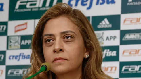 Leila Pereira durante coletiva. Verdão escapa de punição.