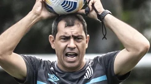 Fábio Carille durante treino do Peixe. Volante fora dos planos do treinador é negociado. Foto: Ivan Storti/Santos FC.