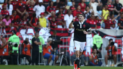 Vasco e Cruzeiro duelam no Brasileirão.