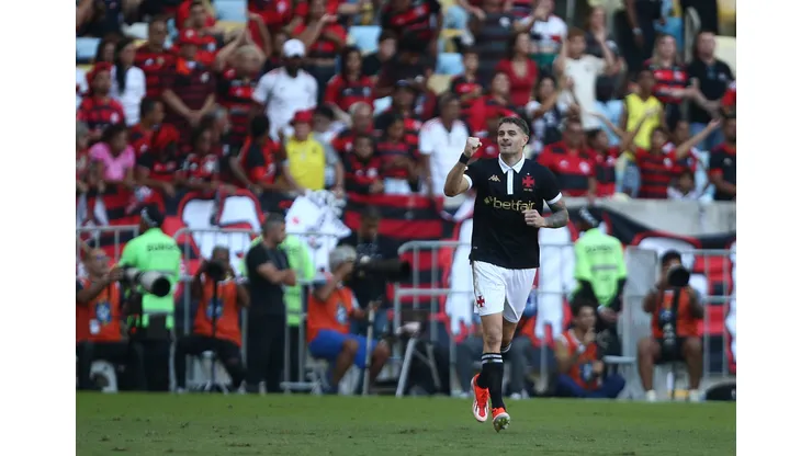 Vasco e Cruzeiro duelam no Brasileirão.