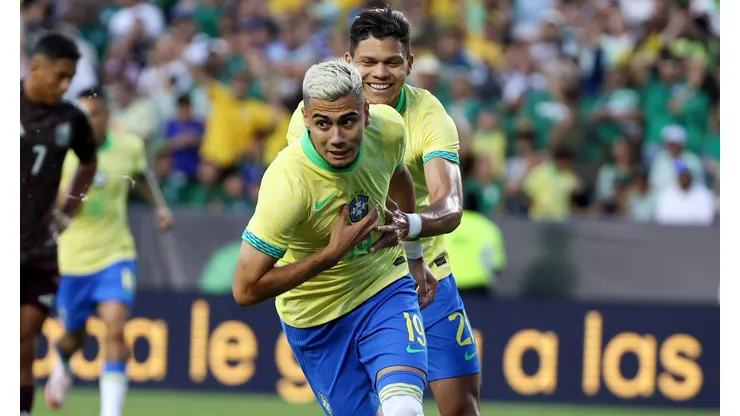 Andreas Pereira comemora com com a camisa da Seleção Brasileira em jogo contra o México, antes da Copa América. Foto: Tim Warner/Getty Images.