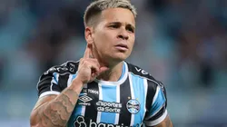 Soteldo comemorando gol durante partida contra o Athletico-PR, na Arena do Grêmio, pelo Campeonato Brasileiro, no dia 17/04/2024.