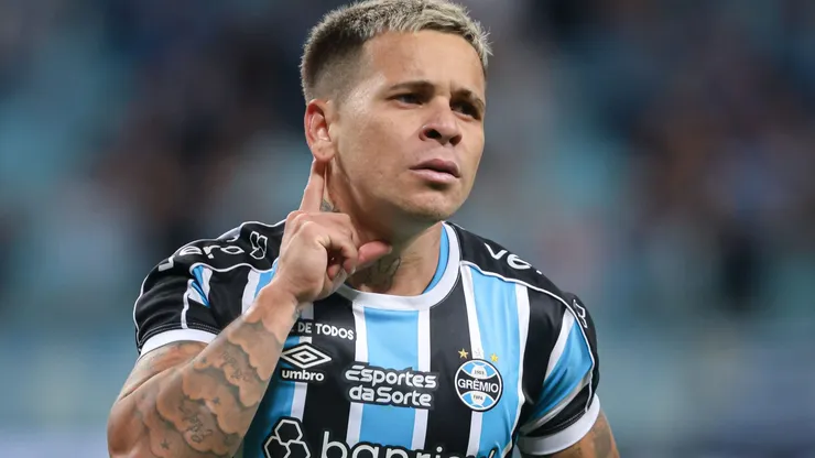 Soteldo comemorando gol durante partida contra o Athletico-PR, na Arena do Grêmio, pelo Campeonato Brasileiro, no dia 17/04/2024.