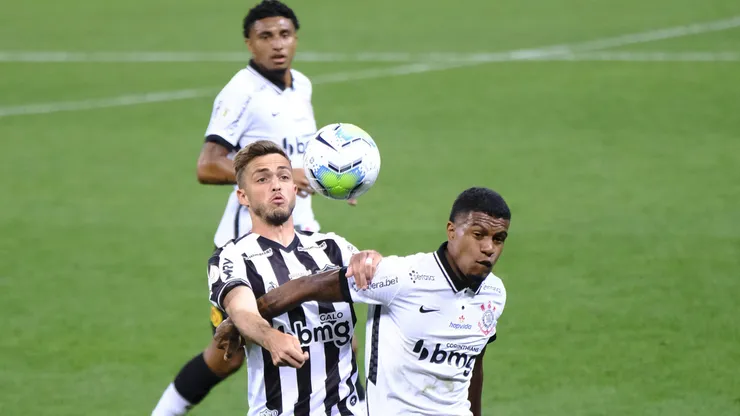 SP - Sao Paulo - 14/11/2020 - BRASILEIRO A 2020, CORINTHIANS X ATLETICO-MG - Leo Natel jogador do Corinthians disputa lance com Hyoran jogador do Atletico-MG durante partida no estadio Arena Corinthians pelo campeonato Brasileiro A