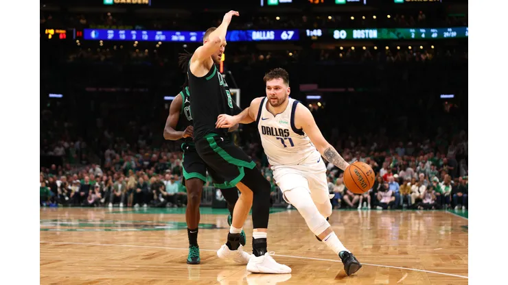 Luka Doncic é o destaque de Dallas, mas vem sofrendo com lesões no joelho, tornozelo e tórax (Foto: Maddie Meyer/Getty Images)