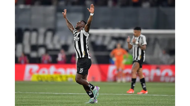 RJ - RIO DE JANEIRO - 11/06/2024 - BRASILEIRO A 2024, BOTAFOGO X FLUMINENSE - Bastos jogador do Botafogo comemora seu gol durante partida contra o Fluminense no estadio Engenhao pelo campeonato Brasileiro A 2024. Foto: Thiago Ribeiro/AGIF