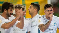 Vina, jogador do Grêmio, comemora seu gol com jogadores do seu time durante partida contra o Cuiabá no estádio Arena Pantanal pelo Brasileirão Série A - Foto: Gil Gomes/AGIF