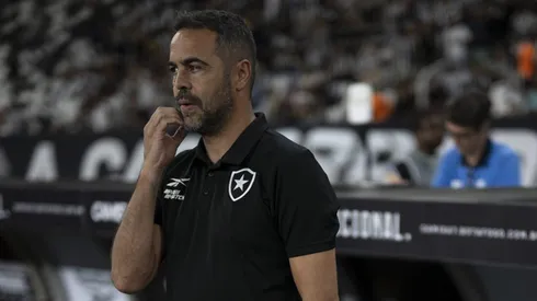 Artur Jorge, técnico do Botafogo, durante partida contra o Fluminense no estádio Engenhão pelo Brasileirão Série A - Foto: Jorge Rodrigues/AGIF