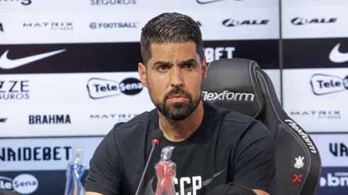 António Oliveira concedendo entrevista coletiva, no CT Joaquim Grava, em maio de 2024. Foto: Rodrigo Coca/Ag. Corinthians