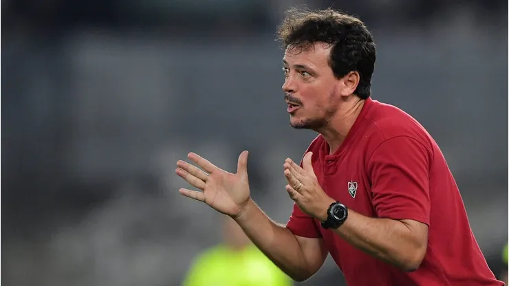 Fernando Diniz, técnico do Fluminense, durante partida contra o Botafogo no estádio Engenhão pelo Brasileirão Série A - Foto: Thiago Ribeiro/AGIF