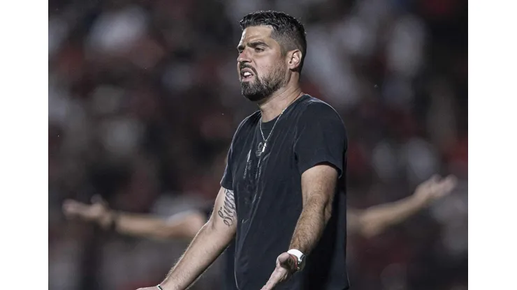 António Oliveira em partida entre Atlético-GO x Corinthians