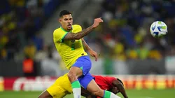 Bruno Guimarães em partida da Seleção Brasileira (Foto: Alex Caparros/Getty Images)