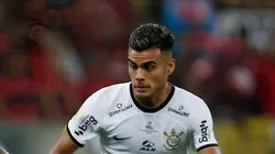 Fausto Vera durante a partida contra o Flamengo. Volante é cobiçado no mercado da bola. Foto: Wagner Meier/Getty Images.