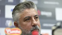 Alexandre Gallo em coletiva de imprensa. Dirigente é cobrado no Clube Paulista.