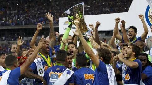 Elenco do Cruzeiro levanta o título de Campeão Brasileiro de 2014. Foto: Washington Alves/Getty Images.