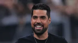 António Oliveira durante partida contra o América-RN. Contratação depende de aval do português.