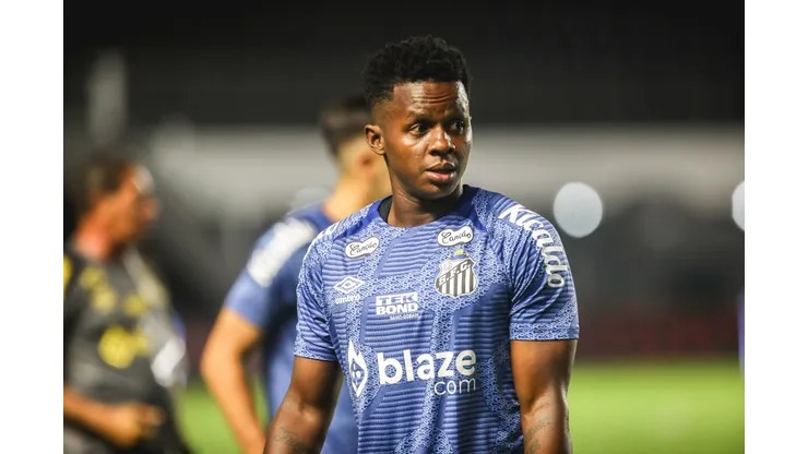 Cazares é liberado do Santos