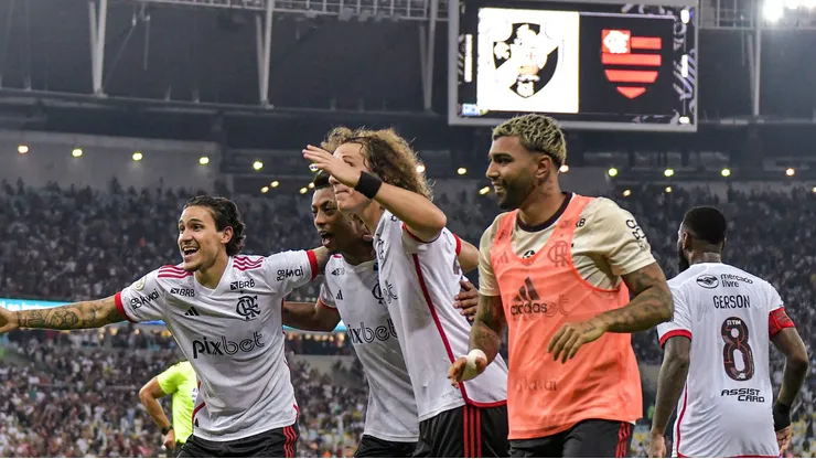 Elenco do Flamengo comemorando a goleada contra o Vasco